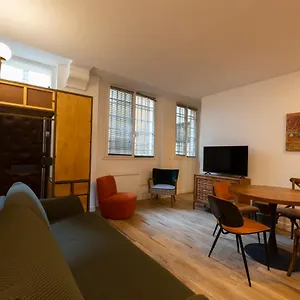 Au Pied De La Tour Paris